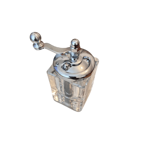 Safranmühle Vierkant Kristall schlicht auf weißem Hintergrund Vierkant-Kristall-Safranmühle mit Safranfäden im Glas Elegante Kristall-Safranmühle im Vierkant-Design