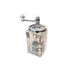 Safranmühle Vierkant Kristall schlicht auf weißem Hintergrund Vierkant-Kristall-Safranmühle mit Safranfäden im Glas Elegante Kristall-Safranmühle im Vierkant-Design