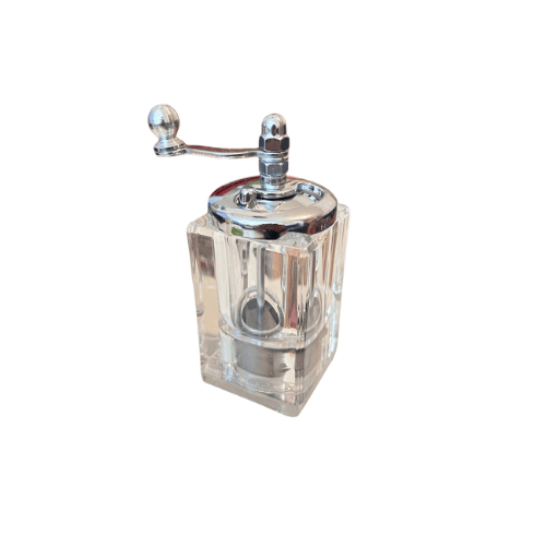 Safranmühle Vierkant Kristall schlicht auf weißem Hintergrund Vierkant-Kristall-Safranmühle mit Safranfäden im Glas Elegante Kristall-Safranmühle im Vierkant-Design