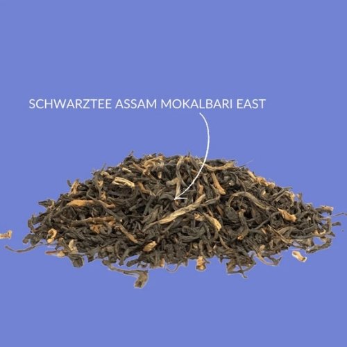 Assam Mokalbari Schwarztee – kräftiger Assam mit malzigem Aroma und dunkler Tasse.