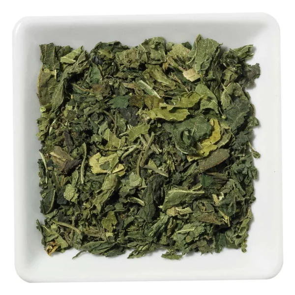Brennnesselblätter lose – naturreiner Kräutertee – bazarlovers Brennnesseltee grün – frischer Aufguss – bazarlovers Getrocknete Brennnesselblätter – Detailaufnahme – bazarlovers