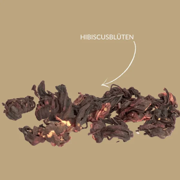 Hibiskusblüten lose – rubinroter Kräutertee – bazarlovers Getrocknete Hibiskusblüten – naturreiner Früchtetee – bazarlovers Hibiskusblüten in Schale – leuchtend roter Tee – bazarlovers